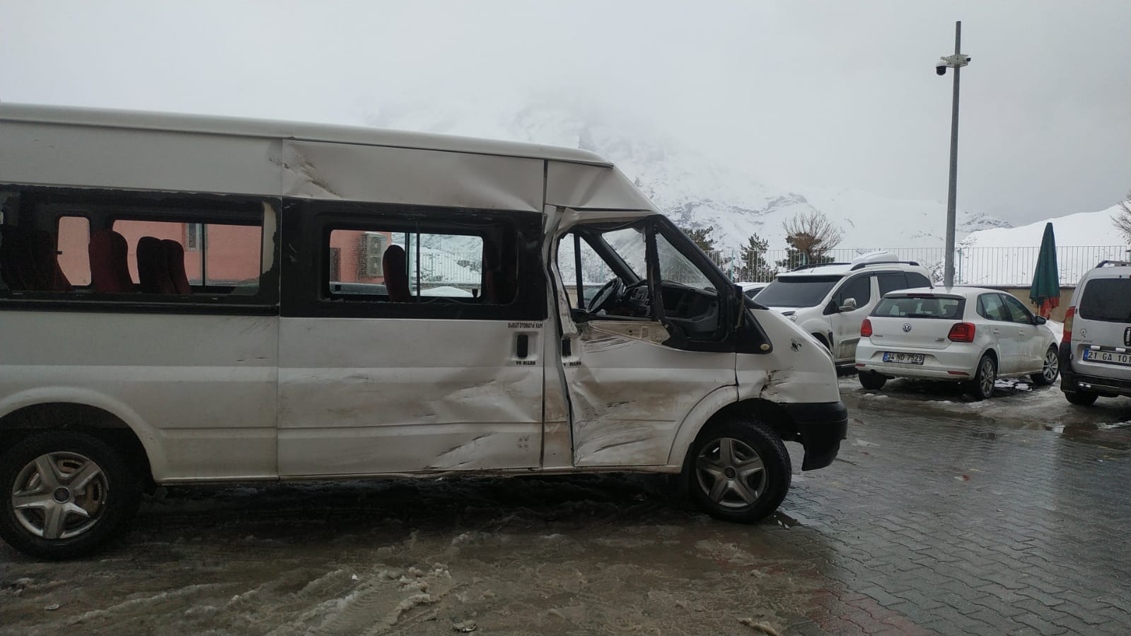 Seyir halindeki Minibüsün üzerine kaya düştü: 1'i ağır 5 kişi yaralandı