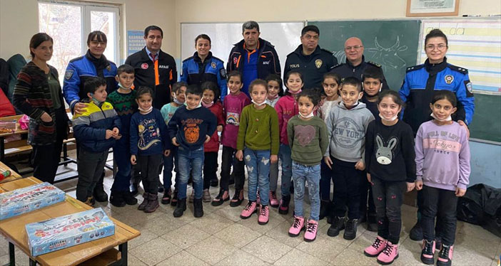 Hakkari'de polis ve AFAD ekipleri öğrencilerle boyama ve okuma yaptı
