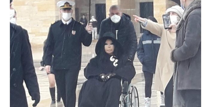 Bülent Ersoy'un şemsiyeli görüntüsünden sonra görevinden alındığı iddia edildi