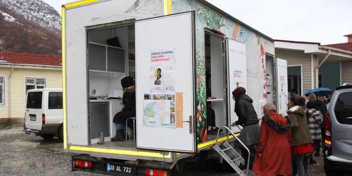 "Gezici Kütüphane" Şemdinli'de çocukların ziyaretine açıldı