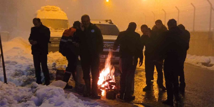 Belediye ekiplerinin zorlu mesaisi