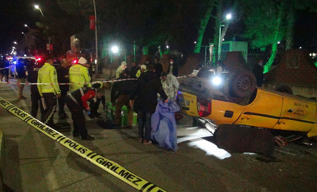 Bariyerlere çarpan taksi takla attı: 1 ölü, 6 yaralı