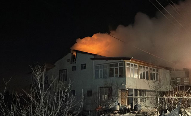 Şömineden çıkan yangında ev kullanılamaz hale geldi