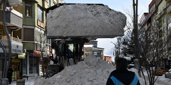 Hakkari dondu! Okullar tatil ,285 yol kapalı