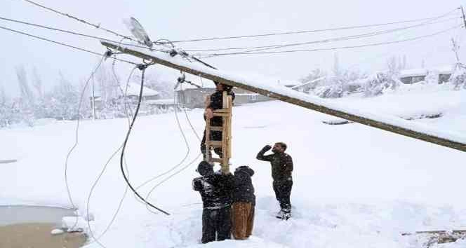 Yoğun tipiye rağmen elektrik hatları onarılıyor