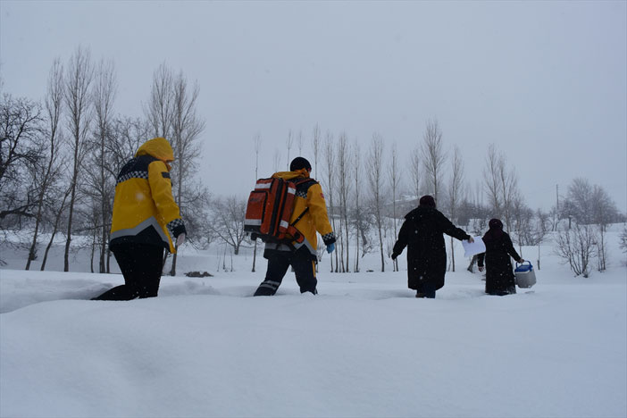 Sağlık ekiplerinden Hakkari'nin zorlu coğrafyasında "aşı" seferberliği