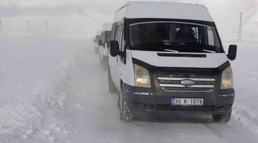 Yüksekova'da Tipide mahsur kalan 40 öğrenci kurtarıldı
