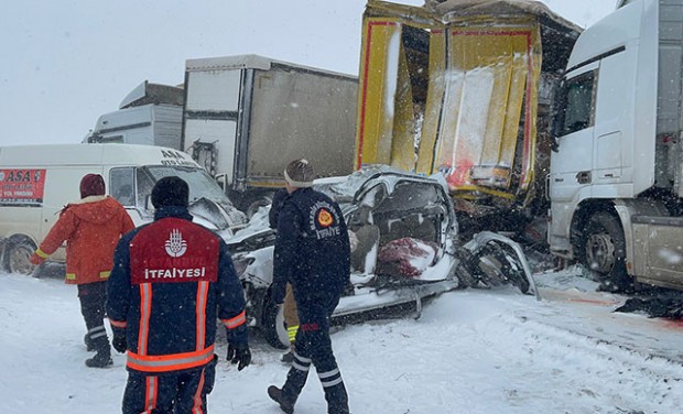 Zincirleme kaza; 3 ölü, 10 yaralı