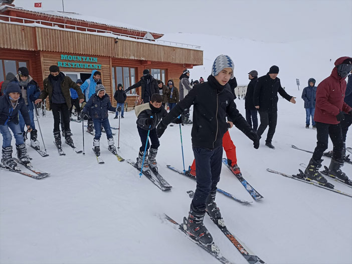 Hakkari'de hafızlık eğitimi alan öğrenciler kayak merkezinde eğlendi