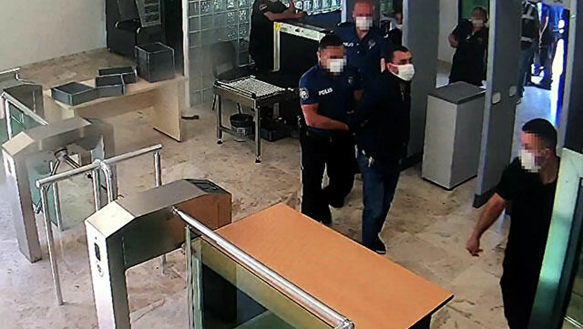 Avukata ters kelepçeye 10 bin TL tazminat