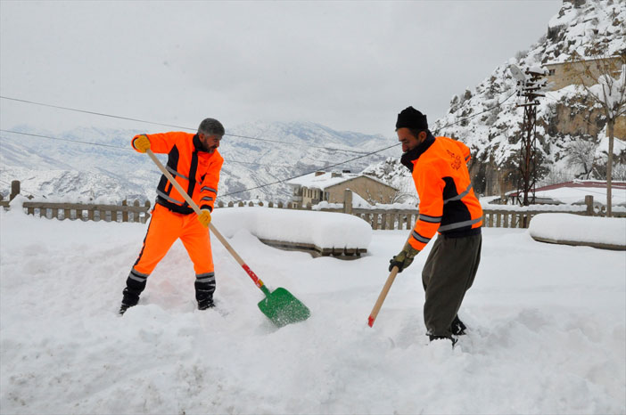 Çukurca'da karla mücadele çalışmaları