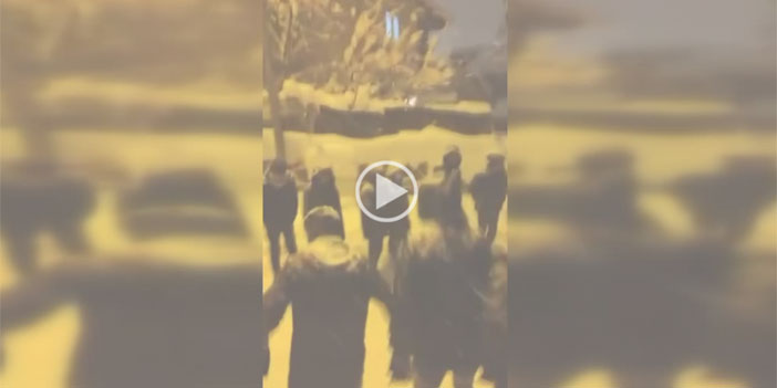 Kar yağışı altında halay çektiler