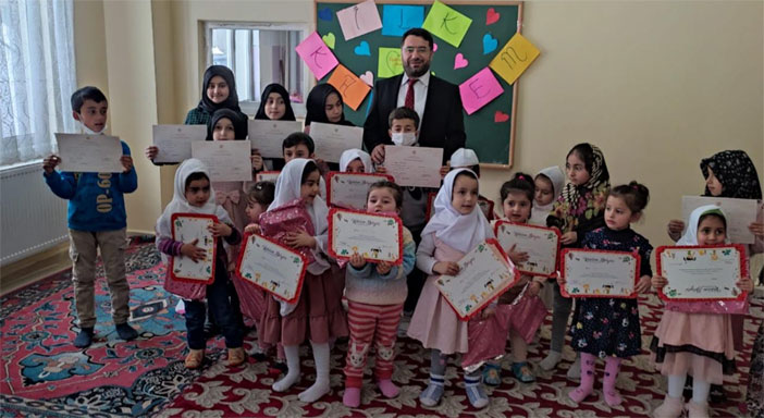 Hakkari Müftüsü İsmail Fakirullahoğlu miniklerin karne sevincine ortak oldu