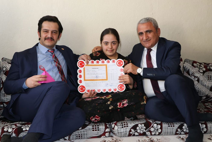 Hakkari'de özel eğitim öğrencileri karnelerini evinde aldı