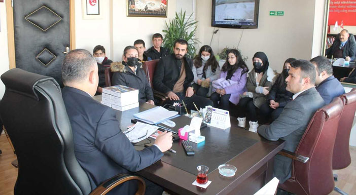 Hakkari'de başarılı öğrencilere tablet verildi