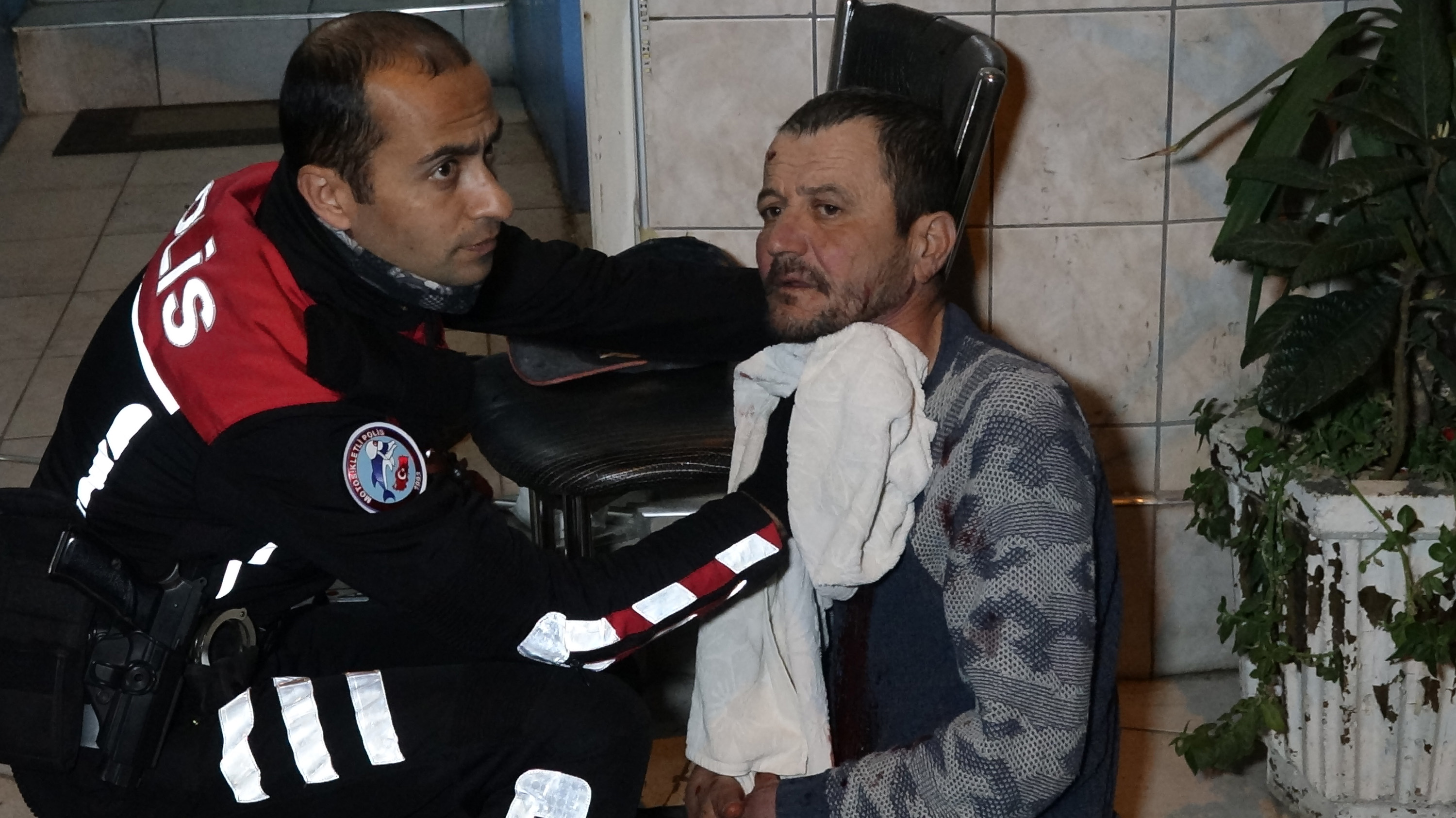 Banyo sırası kavgasında boğazından bıçaklandı