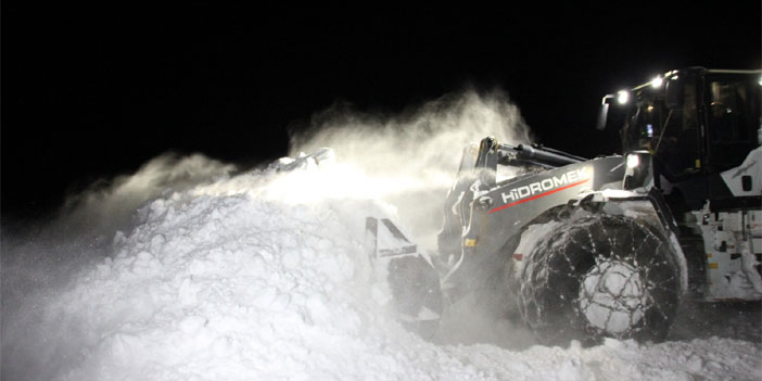 Hakkari'de gece saatlerinde karla mücadele çalışması