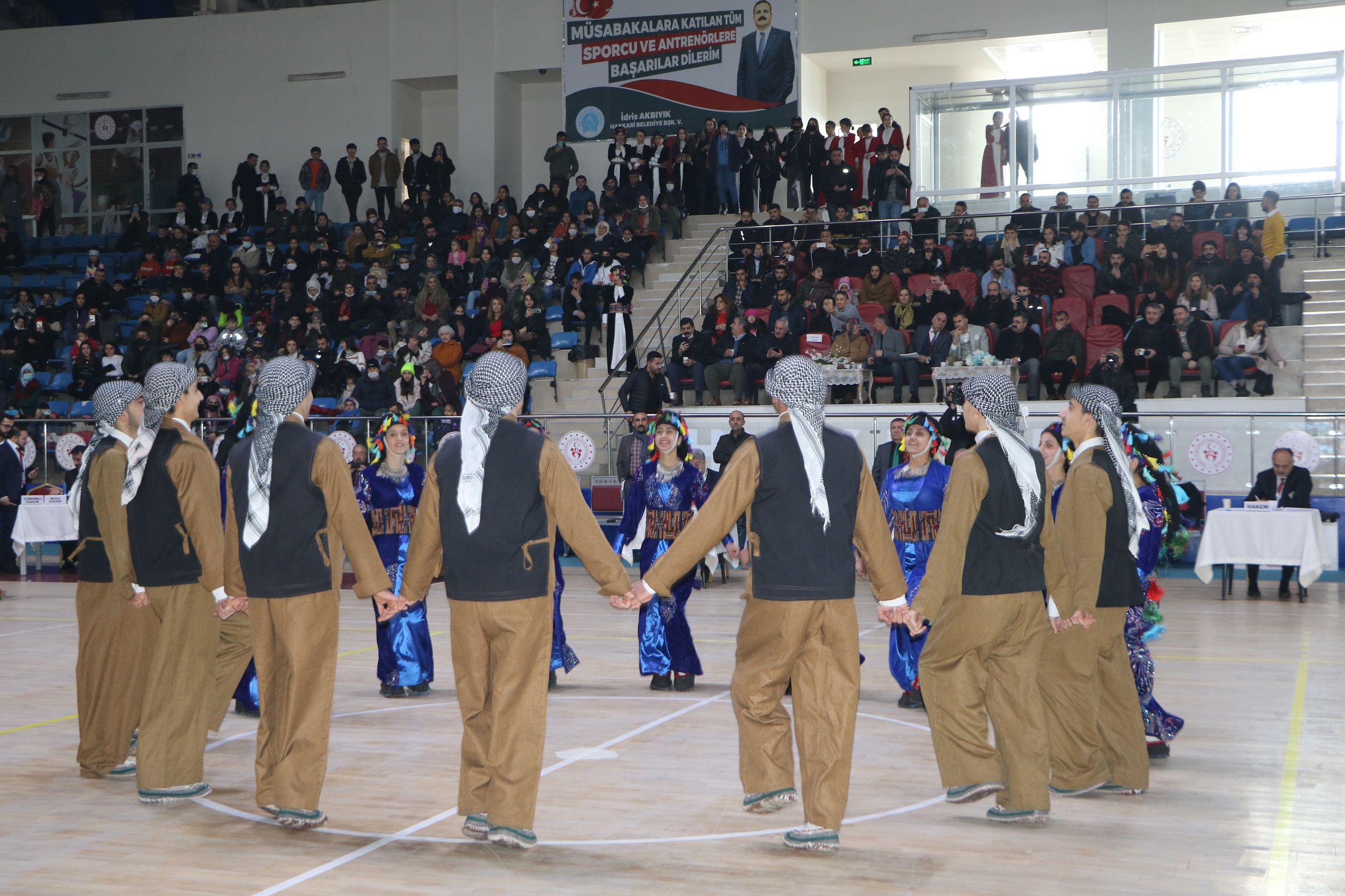 Hakkari'de 'Halk Oyunları İl Birinciliği' yarışması düzenlendi