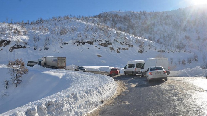 Hakkari-Şırnak karayolunda araçlar yolda kaldı