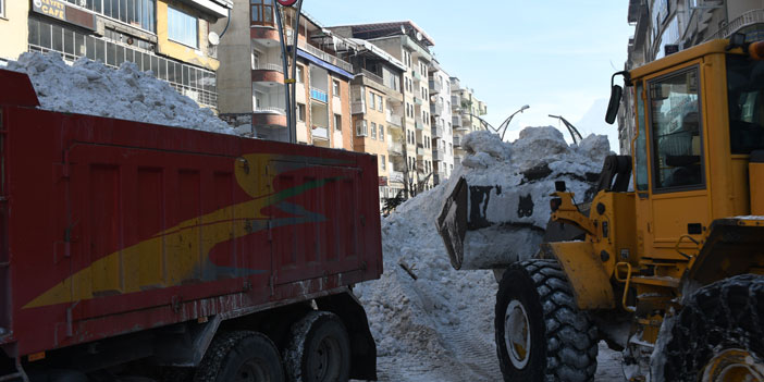 Hakkari'de biriken kar kütleleri şehir dışına çıkartılıyor