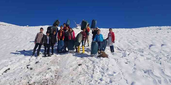 Çocukların su bidonuyla kayma keyfi