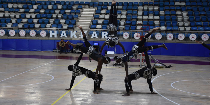 Hakkari'de sirk gösterisi yapıldı