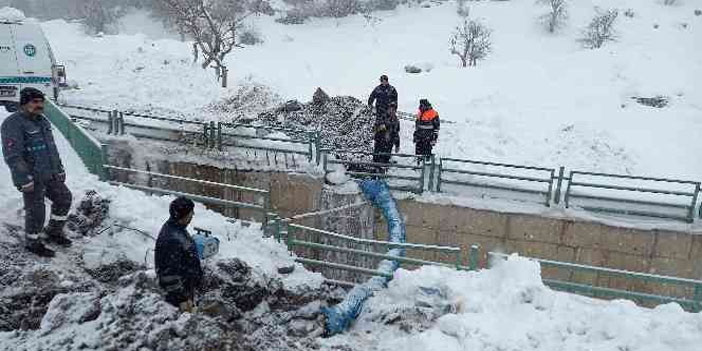 Hakkari'de donan su şebekeleri onarılıyor