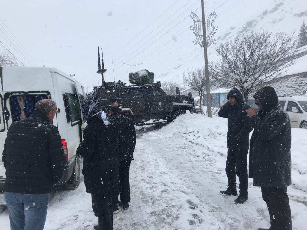 Hakkari'de zırhlı polis aracı minibüse çarptı