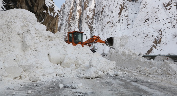 Hakkari'de çığ altında kalmaktan son anda kurtuldular