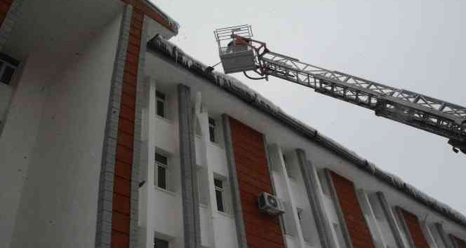 Hakkari'de buz sarkıntıları temizleniyor
