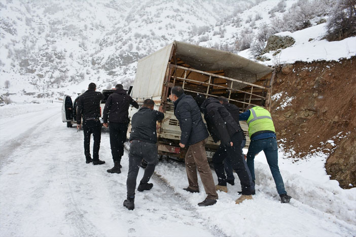 Şemdinli'de kara saplanan araçlar kurtarıldı