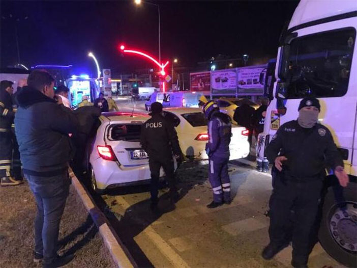 Kazaya karışan TIR'ın sürücüsü alkollü, otomobilin sürücüsü pozitif çıktı