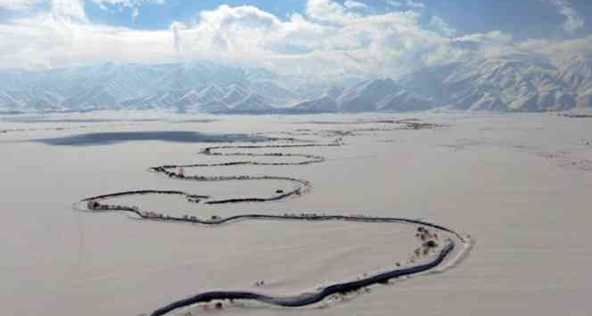 Yüksekova'da kardan menderesler oluştu