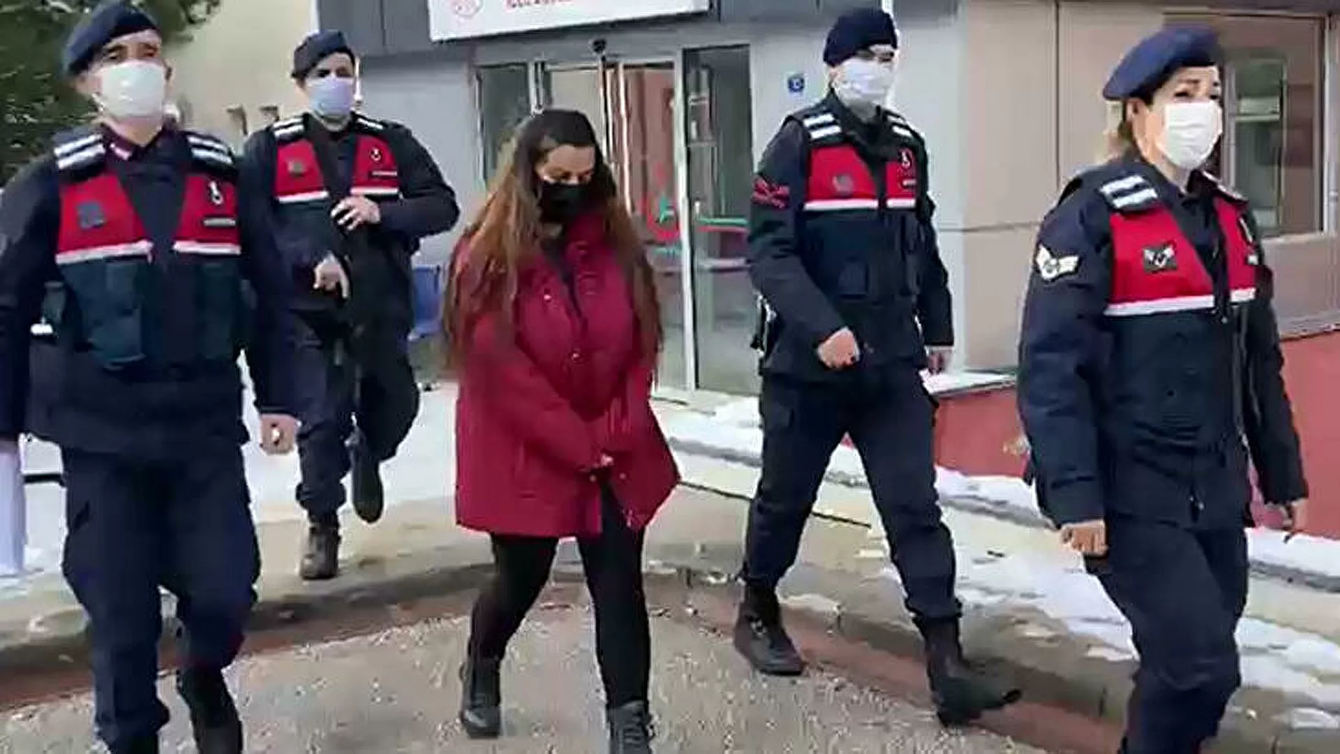 Annesine şiddet uygulayan babasını öldüren genç kıza 10 yıl hapis cezası