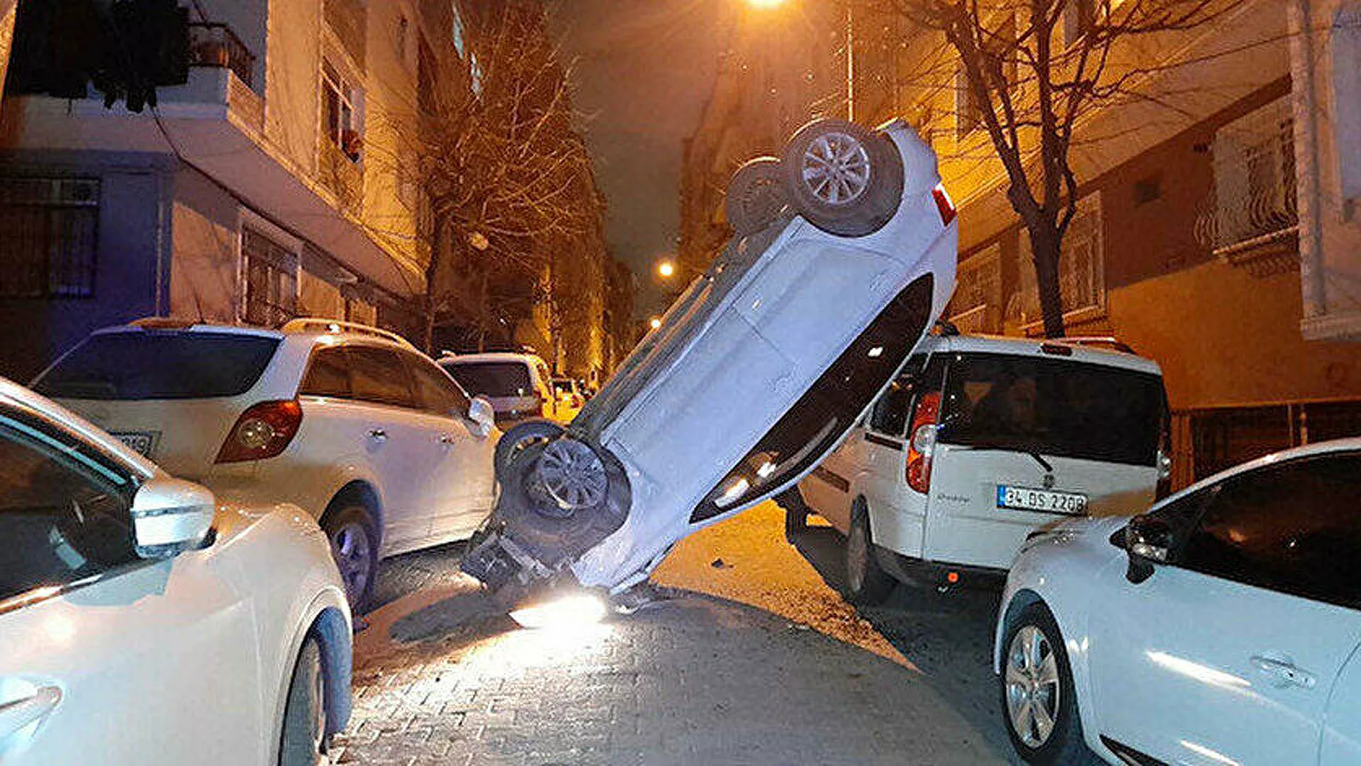 Park halindeki araçlara çarpıp havada asılı kaldı