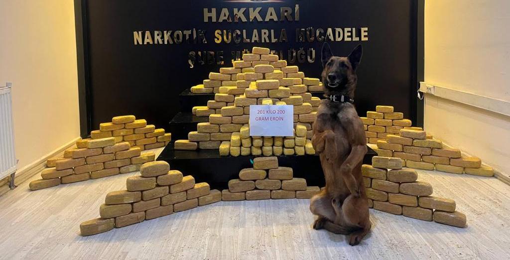 Hakkari'de durdurulan Tır'da Ayzek 201 kilo eroin buldu