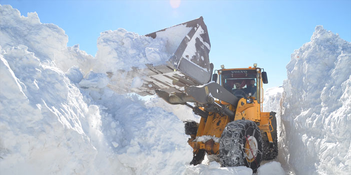 Hakkari'de metrelerce karla mücadele