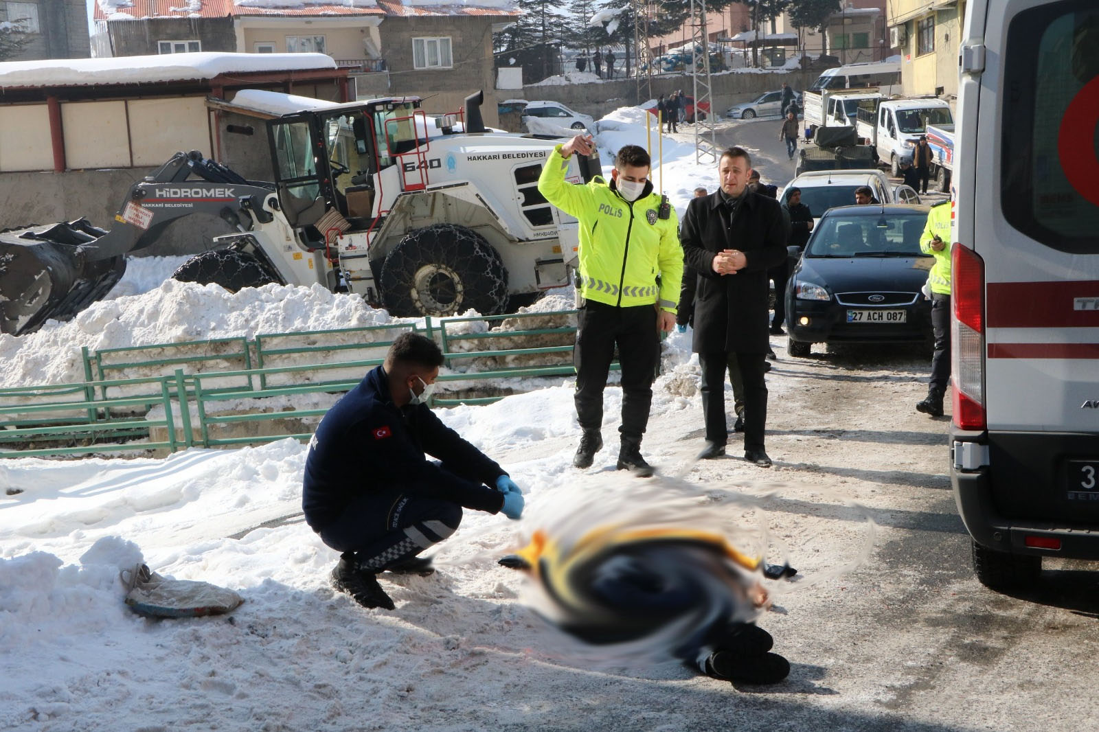 Hakkari'den acı haber! Genç kız, ilk iş gününde iş makinesi altına kalarak can verdi