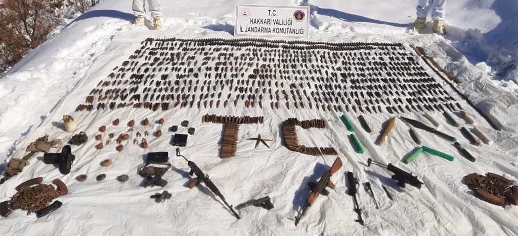 Çukurca'da çok sayıda silah ve mühimmat ele geçirildi