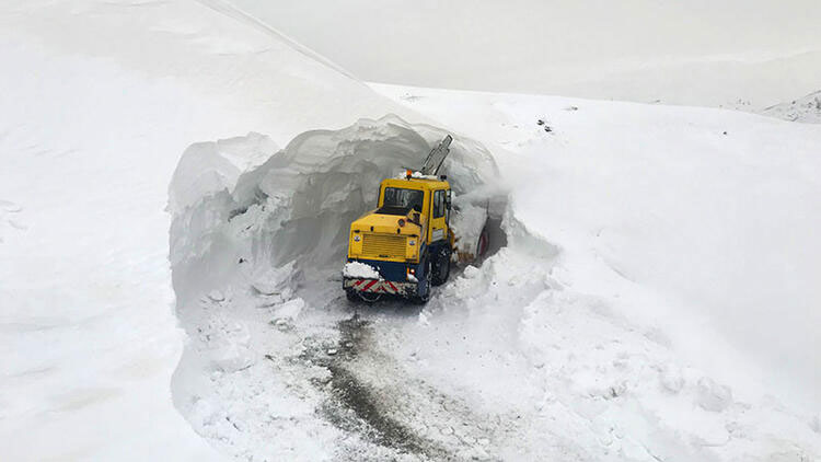 Kar kalınlığının 7 metre olduğu yolda 1 kilometre, 2 saatte temizleniyor
