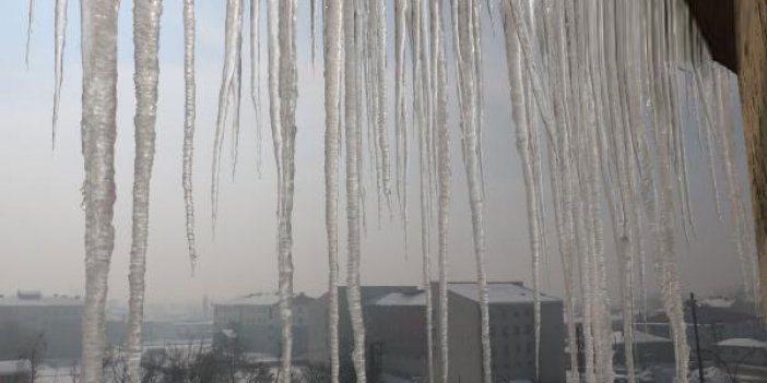 Yüksekova'da 5 metrelik buz sarkıtları oluştu