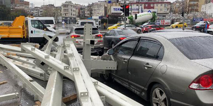 TIR'daki inşaat malzemeleri araçların üstüne düştü