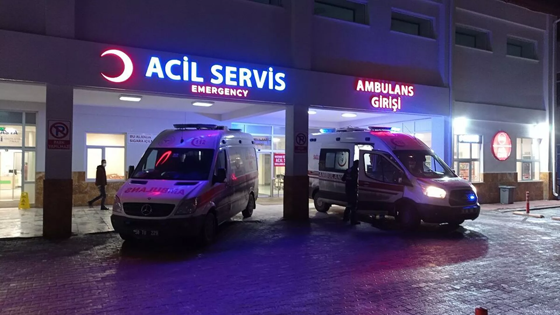Arkadaşlar arasında çıkan bıçaklı kavgada 1’i ağır 3 kişi yaralandı