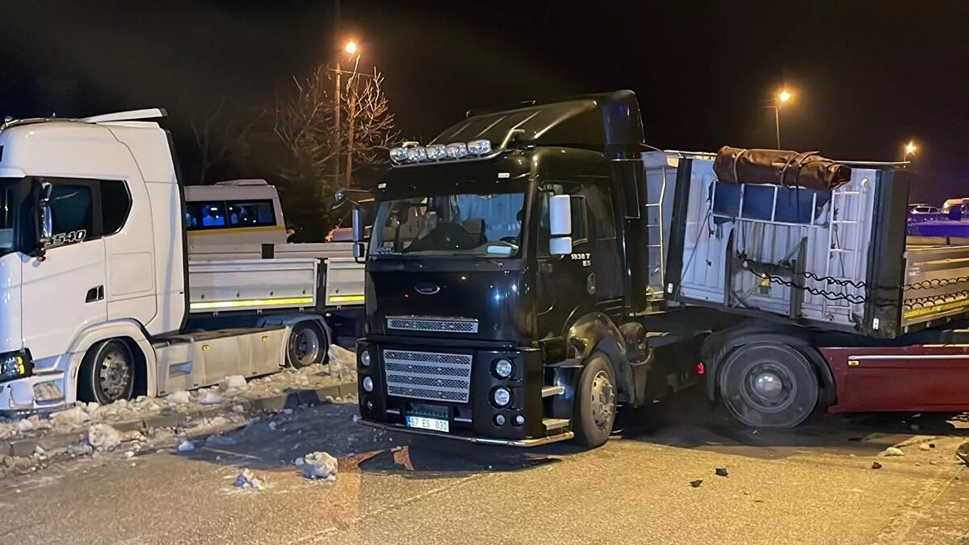 25 araç birbirine girdi