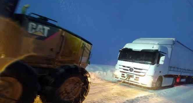 Tipi ve karda mahsur kalan tır kurtarıldı