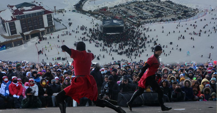 Hakkari'deki '4'üncü Kar Festivali'nde Anadolu Ateşi gösterisi