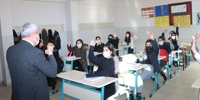 Hakkari'de öğrenciler ders başı yaptı