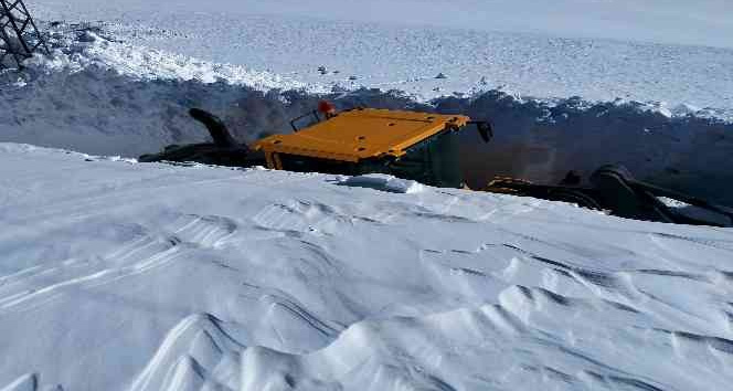6 metrelik kar tünellerinde zorlu çalışma