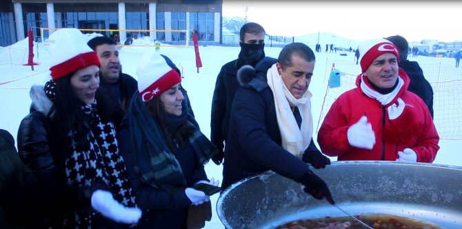 Hakkarili Türkücü Aydın Aydın, kar suyu ile enerji içeceğini tanıttı