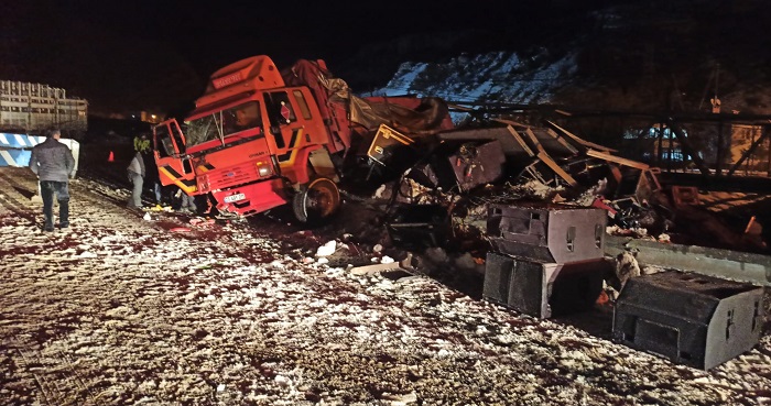 Hakkari festivalinin malzemesini taşıyan kamyon kaza yaptı